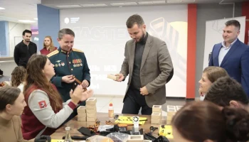 Около 500 памятных знаков изготовили волонтеры и участники СВО на патриотической акции в Центре моло