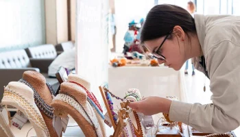 Мастера «Московского долголетия» представят работы на маркете ко Дню матери