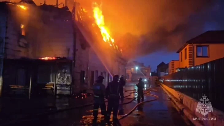 Крыша гостиницы в Хабаровске частично обрушилась при пожаре