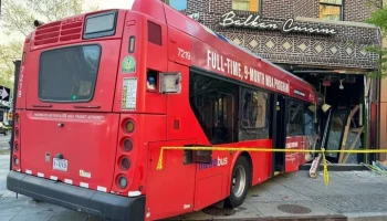 Пассажирский автобус въехал в ресторан в Вашингтоне