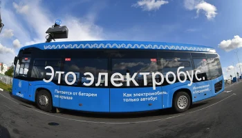 Электробус сбил пешехода, выбежавшего на красный сигнал светофора в Москве