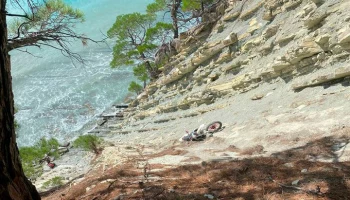 Мотоциклист упал с 50-метровой скалы в Геленджике и выжил