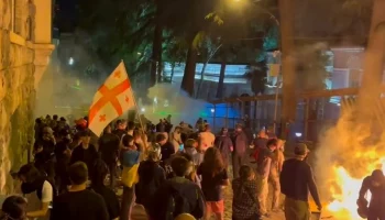 Протестующие в Грузии 10 минут безуспешно пытались поджечь российский флаг