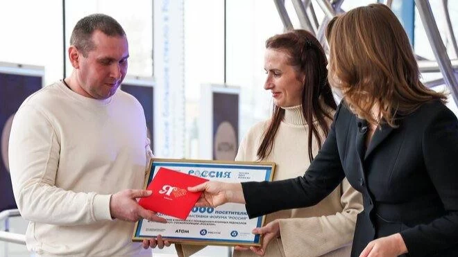 Десятимиллионный гость выставки «Россия» выиграл путешествие в Мурманск Десятимиллионный гость выставки «Россия» выиграл путешествие в Мурманск