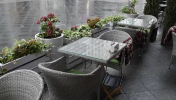 Ресторанам в Москве рекомендовали закрыть летние веранды из-за дождя и грозы
