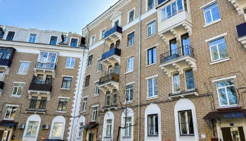 В районе Сокол преобразился жилой дом с мансардой, возведенный в стиле советского неоклассицизма