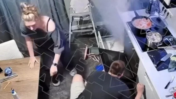 Случайно попавшая в котлеты электронная сигарета взорвалась в духовке у москвички Случайно попавшая в котлеты электронная сигарета взорвалась в духовке у москвички