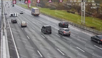 Движение по внешней стороне МКАД затруднено из-за столкновения четырех машин