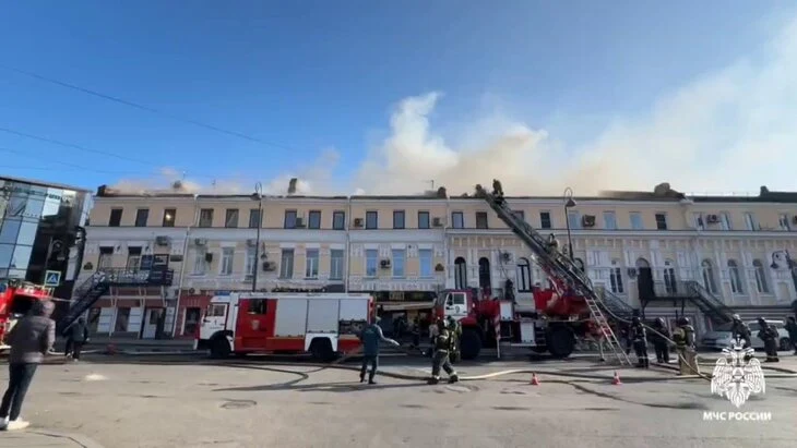 Пожар на площади 600 "квадратов" потушен в административном здании Владивостока Пожар на площади 600 "квадратов" потушен в административном здании Владивостока