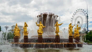 Специалисты промыли фонтан &laquo;Дружба народов&raquo; на ВДНХ в преддверии Дня города