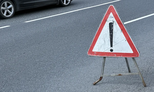 Движение затруднено в районе 54-го километра МКАД из-за горящего грузовика Движение затруднено в районе 54-го километра МКАД из-за горящего грузовика