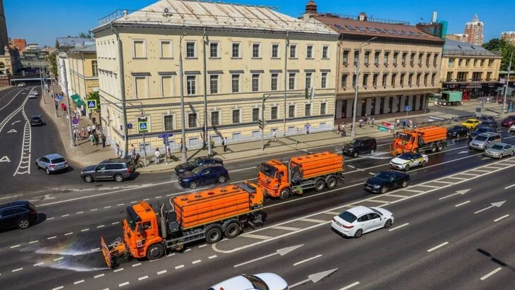 Промывку дорог и тротуаров со специальным шампунем проводят в Москве