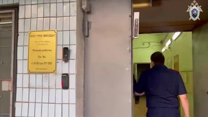 СК обыскивает хостел "Три звезды" в Москве по делу об экстремизме СК обыскивает хостел "Три звезды" в Москве по делу об экстремизме