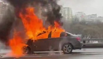 Машина загорелась после столкновения трех автомобилей на МКАД