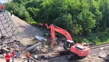 Поврежденные три вагона и локомотив убраны с ж/д полотна под Брянском