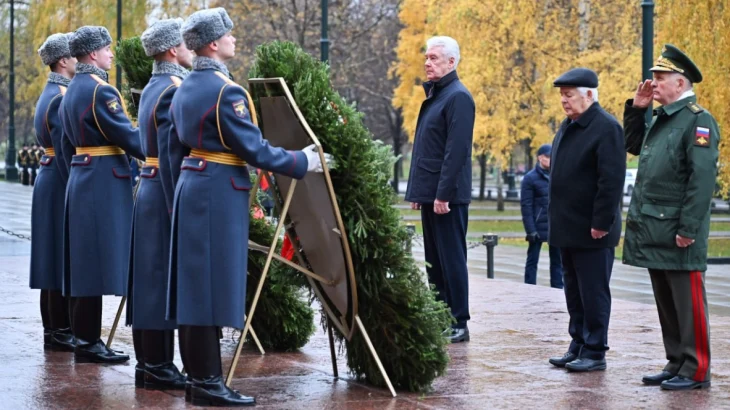 Собянин поздравил москвичей с 84-й годовщиной военного парада на Красной площади Собянин поздравил москвичей с 84-й годовщиной военного парада на Красной площади