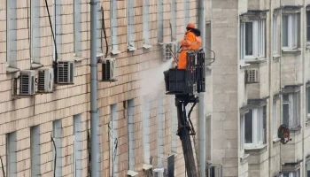 Специалисты начали промывать фасады зданий в Москве