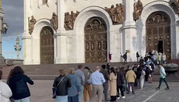 Очередь к Храму Христа Спасителя образовалась перед прибытием Тихвинской иконы Очередь к Храму Христа Спасителя образовалась перед прибытием Тихвинской иконы