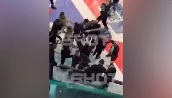 На турнире ММА в Югре зрители устроили потасовку возле октагона