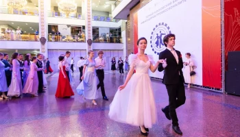 Первый бал студентов московских колледжей состоялся в Музее Победы