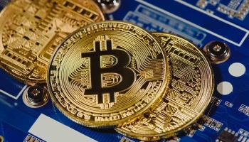 Стоимость биткоина снизилась более чем на 11%