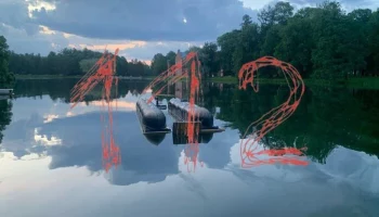 Один человек погиб при опрокидывании понтона с людьми на пруду в Санкт-Петербурге