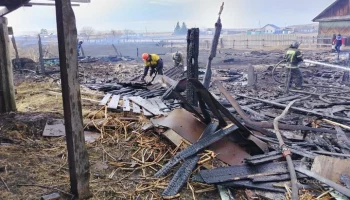 Десять жилых домов загорелись в поселке Красноярского края