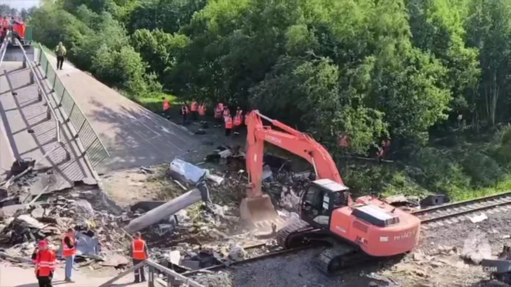 МЧС: Три вагона и локомотив убрали после крушения в Брянской области МЧС: Три вагона и локомотив убрали после крушения в Брянской области
