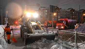 Работы по погрузке и вывозу снега продолжаются повсеместно в Москве