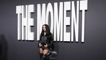 Прокат документального фильма "Момент" о певице Charli XCX отменен в РФ Прокат документального фильма "Момент" о певице Charli XCX отменен в РФ