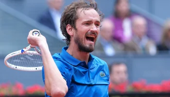 &laquo;Пытаются запугать&raquo;: теннисист Медведев поругался с судьей во время матча