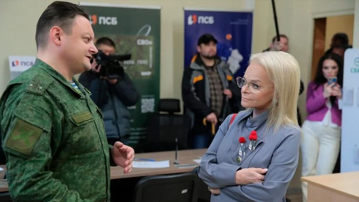 Певица Лариса Долина посетила единый пункт отбора на военную службу в Москве