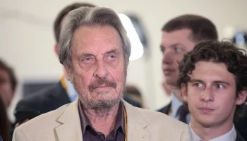 Отец Илона Маска Эррол пришел на матч КХЛ между &laquo;Ак Барсом&raquo; и &laquo;Адмиралом&raquo; в Казани