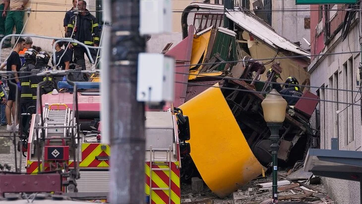 В Португалии объявлен траур после схода фуникулера с рельсов в Лиссабоне В Португалии объявлен траур после схода фуникулера с рельсов в Лиссабоне