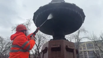 Фонтаны на Пушкинской площади начали промывать после зимы
