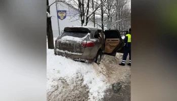 В Балашихе автомобиль Porsche врезался в полицейскую машину при попытке скрыться