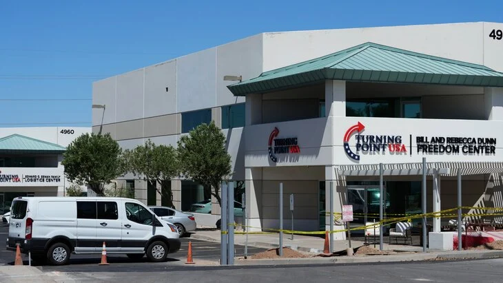 NYT: стрелявший в блогера Кирка сбежал по крыше соседнего здания NYT: стрелявший в блогера Кирка сбежал по крыше соседнего здания