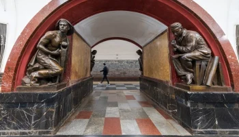 Мосгорнаследие отреставрирует все 76 скульптур на станции "Площадь Революции"