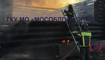 Два дома и гараж загорелись в подмосковной Шатуре Два дома и гараж загорелись в подмосковной Шатуре