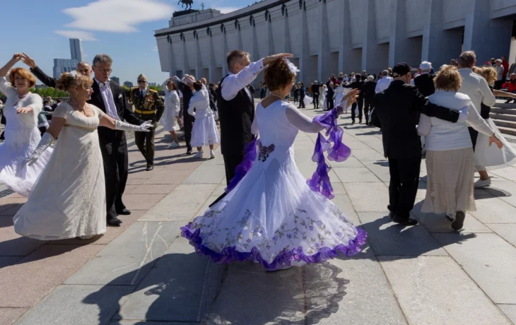 Около 150 человек станцевали вальс у стен Музея Победы Около 150 человек станцевали вальс у стен Музея Победы