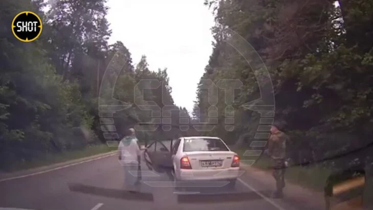 РИА Новости: стрелявший под Калугой хотел ограбить проезжавший автомобиль РИА Новости: стрелявший под Калугой хотел ограбить проезжавший автомобиль