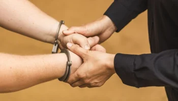 В Костроме женщина обокрала купившего ей хлеб пенсионера