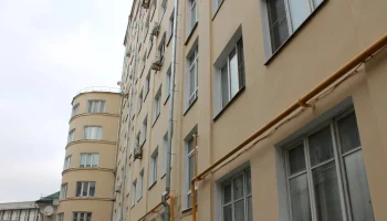 В 2025 году в Басманном районе в центре столицы специалисты заменят более 90 лифтов в жилых домах