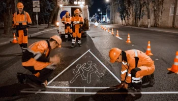 Более 10 тысяч знаков «Осторожно, дети!» нанесли на столичные дороги в преддверии Дня знаний Более 10 тысяч знаков «Осторожно, дети!» нанесли на столичные дороги в преддверии Дня знаний
