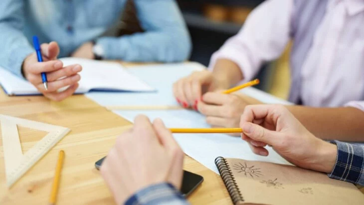 Минюст РФ предложил платить алименты совершеннолетним детям во время их обучения