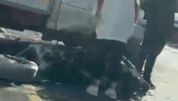 Байкер попал под колеса грузовика на Пятницком шоссе на северо-западе Москвы