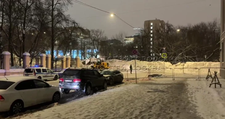 Полиция оцепила территорию для временного хранения снега на Миусской площади