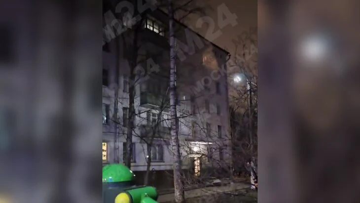 Сотрудники МЧС спасли пятерых человек на пожаре в жилом доме в Москве