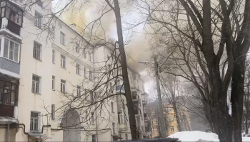 Кровля многоквартирного дома загорелась в Ярославле на площади 1 тыс "квадратов"