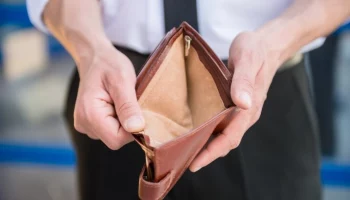 Во ВШЭ рассказали о существовании в РФ феномена "бедных в кавычках"